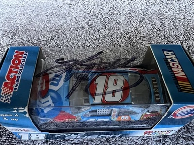 Kyle Busch #18 2008 M&M’s rojo blanco y azul diversión de verano cuna 1/64 NASCAR firmada Foto 1 de 4