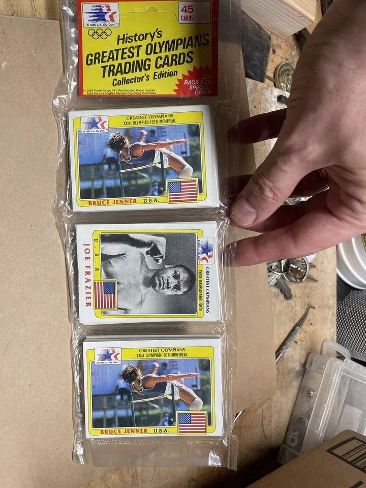 1983 年 Topps 最伟大的奥林匹克机架装两个 Bruce Jenners 和 Joe Frazier 上装 — 第 1/4 张图片