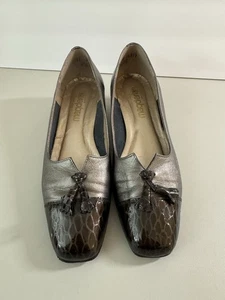 Zapatos de salón Magdesians talla 7 vintage de cuero de tacón bajo con borlas plateados oficina - Imagen 1 de 8