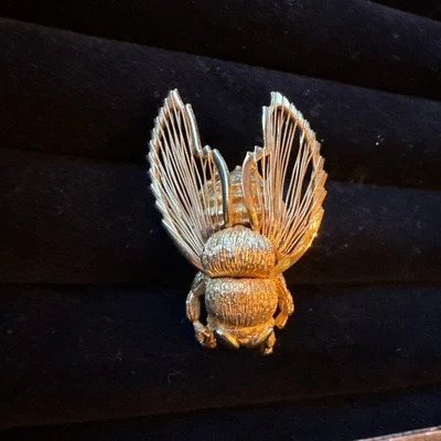 Broche prendedor vintage firmado Monet tono dorado forma mosca/insecto 1,5x1-1/4" Foto 1 de 4