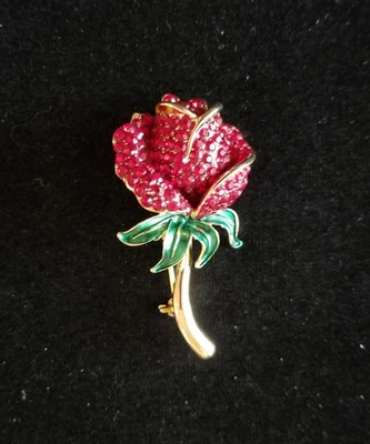 Broche Prendedor Monet Firmado Estrás Rojo y Esmalte Verde Flor Rosa Tono Dorado Foto 1 de 4