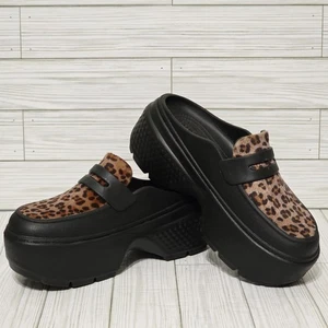 NEU CROCS Stomp Leopard Gepard Loafer 210366 schwarz bunt Animal M5/W7 kultig - Bild 1 von 16