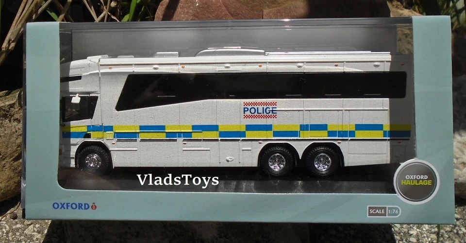 Oxford haulage 1/76 Scale Scania 380 Horsebox - Police 76SCA02HB Retired - Image 1 of 4