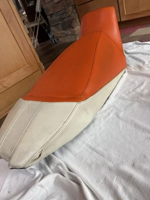 Asiento Arctic Cat F8 Limited naranja/blanco Foto 1 de 4