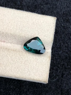 Turmalina azul de 2,55 quilates Foto 1 de 4