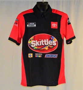 2022 Kyle Busch Skittles Joe Gibbs Racing Pit Crew Shirt. NEU! medium - Bild 1 von 2