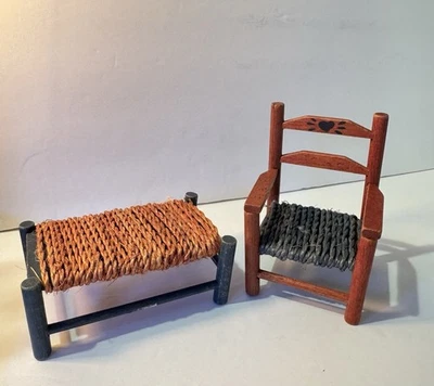 Sillón y banco de madera estampada artesanal a escala 1:12 de colección Foto 1 de 4