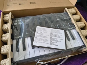 Arturia MiniLab 3 USB keyboard MIDI controller music production 25-key 8 pads - Picture 1 of 8