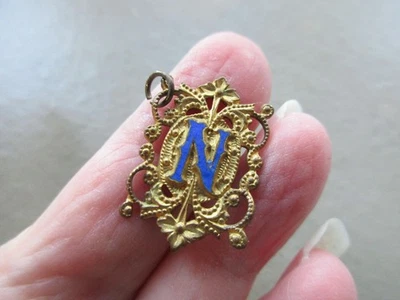 ANTIQUE VINTAGE OLD RETRO GOLD TONE ENAMEL LETTER INITIAL N FOB CHARM PENDANT UK - Image 1 of 4