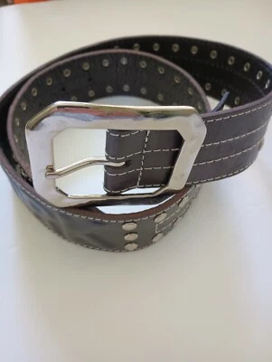 Betsy Johnson 女式 S 码铆钉腰带纽约黑色皮革 BBTJ-669 Y2K — 第 1/4 张图片