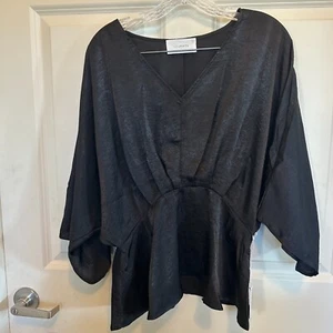 Six/Fifty Clothing Damenbluse schwarz Opal Satin Medium V-Ausschnitt 3/4 Ärmel Neu mit Etikett - Bild 1 von 5
