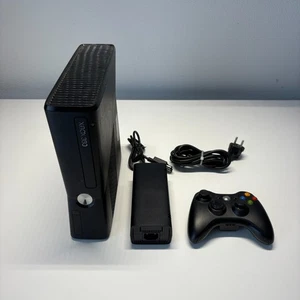 Microsoft Xbox 360 S 250 GB Matt Schwarz Konsolenset - Kontroller - Bild 1 von 7