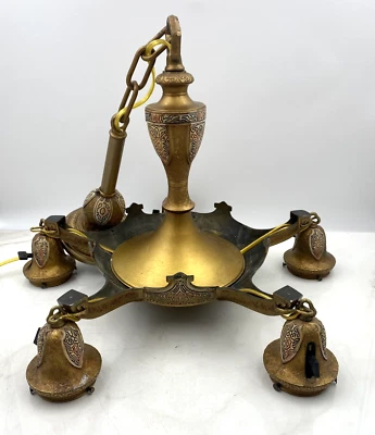 Antigua araña colgante oriental de metal de latón ornamentada Art Deco de 5 plumones Foto 1 de 4