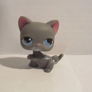 LITTLEST PET SHOP CAT KITTEN # 74 GREY GRAY BLUE EYES RAISED PAW UP SHORT HAIR - Picture 1 of 3