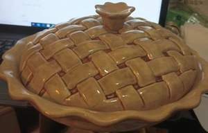 VINTAGE Bell Ceramics 1976 PIE KEEPER and LID - Picture 1 of 6