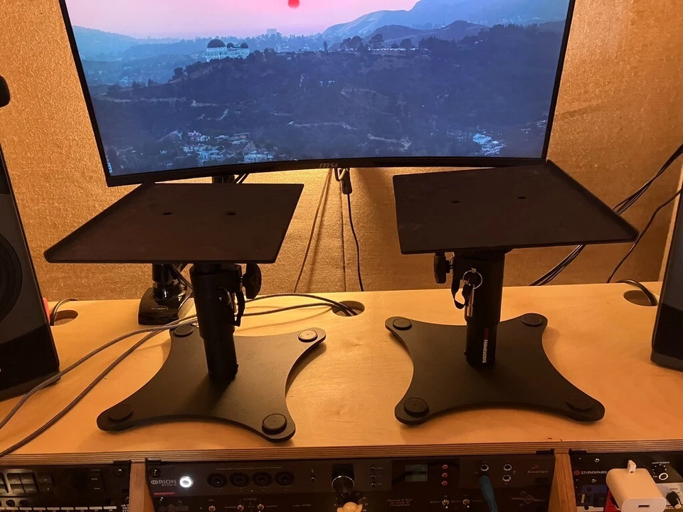 Gator Frameworks Supporti per Monitor da Studio Scrivania Regolabile - Immagine 1 di 1