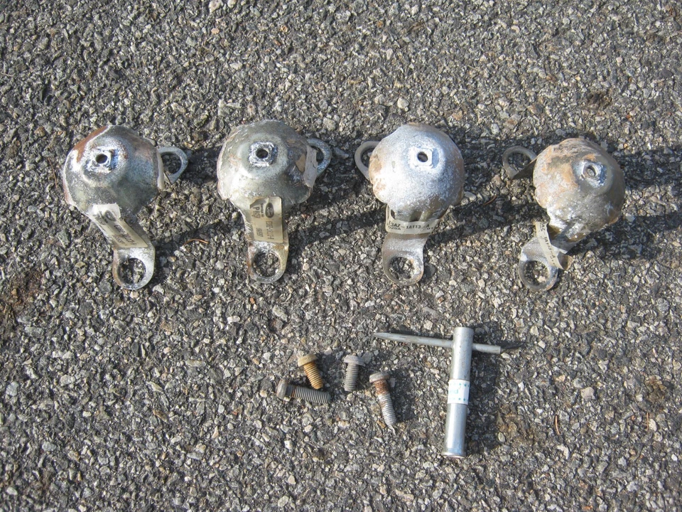 Cerraduras soportes de retención de llaves para tapacubos de radios de cable Lincoln Town Car 1982 a 1990 Foto 1 de 4