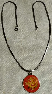 Collar colgante disco dragón esmaltado naranja y amarillo cadena metal ST vintage 20" Foto 1 de 4