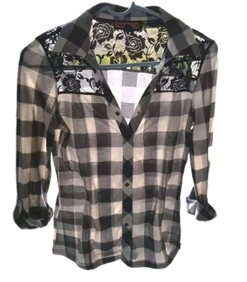 Blusa para mujer marca Bongo negra a cuadros con cordones en la espalda broches de presión Western Junior talla M Foto 1 de 4