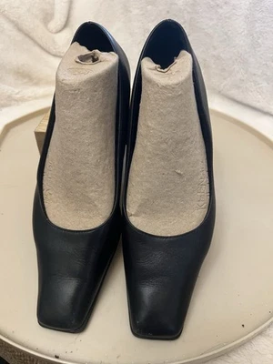 Zapatos de salón clásicos Bass Tristie para mujer de cuero negro punta cuadrada tacón 8,5 M Foto 1 de 4