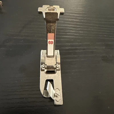 Pie dobladillo Bernina #69 rollo y carcasa 4 mm Foto 1 de 3