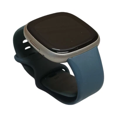 Google FitBit Versa 4 Smartwatch Zustand Gebraucht - Bild 1 von 2