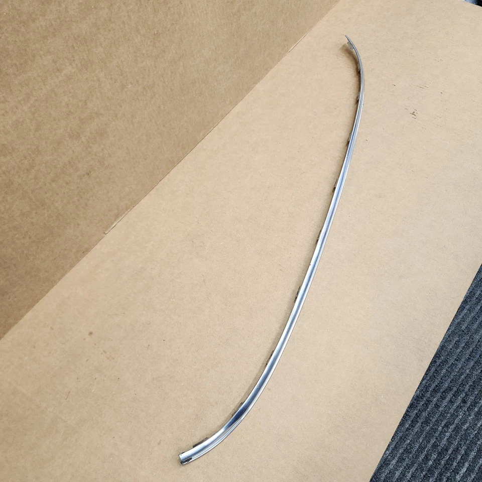 68L-76 C3 Corvette Parabrisas Superior Revelar Moldura Cromo BUENO 10 Pestañas Moldura Foto 1 de 4