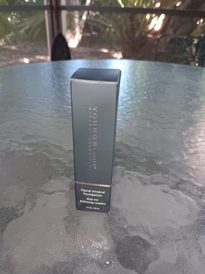 Base mineral líquida Youngblood (complejo hidratante de aguas profundas, 1 fl. oz, nuevo) Foto 1 de 4