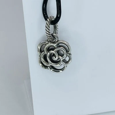 Mini colgante Brighton calado rosa flor dije tono plata Foto 1 de 4