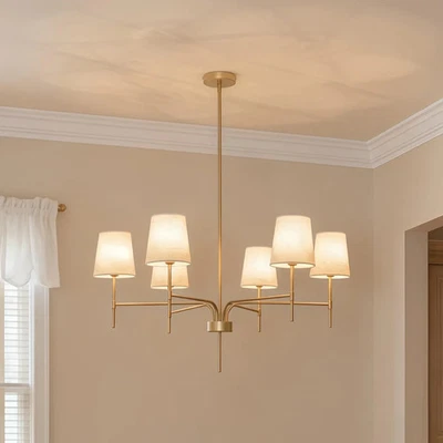 Lámpara de araña de latón dorado de 6 luces con tonos de tela blanca, accesorio de comedor moderno de 34" Foto 1 de 3