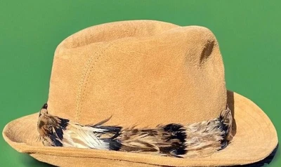Sombrero Dobbs Dorado De Colección Pluma 🪶 Banda Churchill Fedora 🪶 Cuero Gamuza 7 1/8 Foto 1 de 4