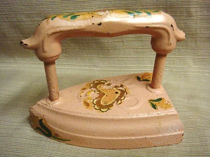 Antique CAST IRON 13 1/2 lb CLOTHES PRESS / SAD IRON Painted w/ Decals Applied - Picture 1 of 8