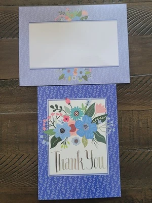 Tarjeta de agradecimiento floral marca desconocida con sobre para alguien reflexivo Foto 1 de 2