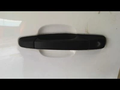 Manija de puerta exterior delantera izquierda usada se adapta a: camioneta Chevrolet Silverado 1500 2013 Foto 1 de 4