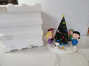 Snoopy Peanuts Dept 56 A Charlie Brown Árbol de Navidad Luces Batería Funciona - Imagen 1 de 5