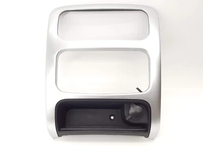 2003 - 2007 Jeep Liberty OEM Climate / Radio Surround Dash Outlet Silver Foto 1 de 4