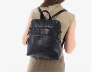 bolso mochila negra de polipiel marca Matties cremalleras bolsillos exteriores - Imagen 1 de 4