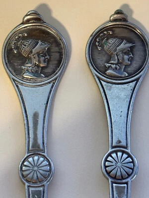 "PAR DE HORQUILLAS DE 7"" MEDALLÓN ROMANO (1868) CAÑA Y CARTÓN PLATEADO" Foto 1 de 4