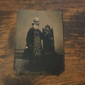 Mujeres cortas en sombrero de lujo y ropa de invierno foto tipo tinte antiguo - Imagen 1 de 4
