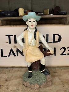 Chalkware Statue Of Cowgirl Leaning Against A Log With Boots, Hat And Haversack - Picture 1 of 12