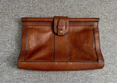 Bolso sin asas de cuero marrón fósil con barra magnético vaquero occidental logotipo de otoño Foto 1 de 4