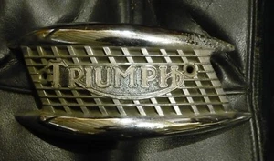 Triumph TR6 T120 1963 1964 1965 izquierda tanque insignia F4127 (82-4127) usado fabricante de equipos originales - Imagen 1 de 5