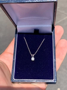 18ct gold diamond pendant on chain boxed - Picture 1 of 13