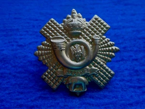 INSIGNIA CAPÓ TAPA METAL BLANCO INFANTERÍA LIGERA HIGHLAND. Tacos largos - Imagen 1 de 3