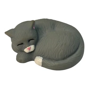 2000 Fisher Price liebevolle Familie Spielzeug grau grau schlafende Katze Katze Figur Miau! - Bild 1 von 6