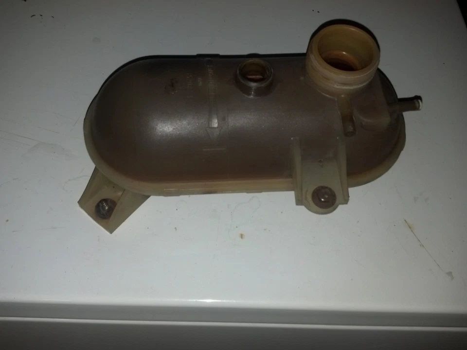 Tanque de expansión BMW 528e Foto 1 de 1