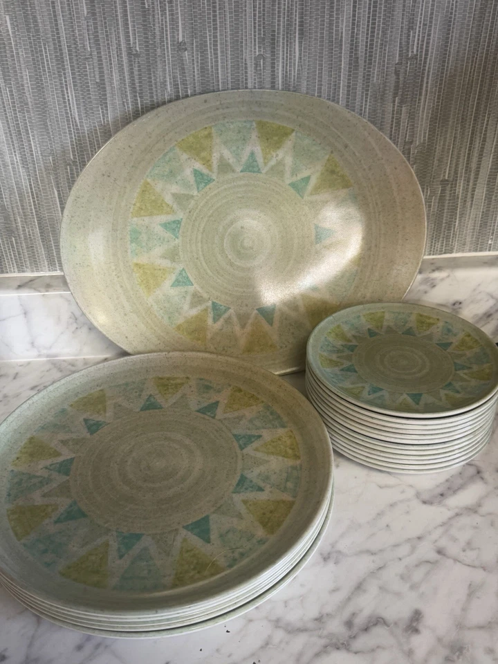 Platos de cena geométricos Melmac Boonton NJ EE. UU. 18 piezas verde oliva verde azulado Foto 1 de 4