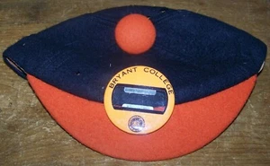 GORRA GORRO BRYANT COLLEGE VINTAGE C1950 + INSIGNIA DE IDENTIFICACIÓN DE ESTUDIANTE SOMBRERO PINBACK - Imagen 1 de 4