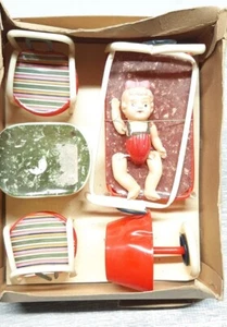 Vintage Kunststoff Babyzimmer Spielzeug 50er Jahre Antik Möbel RAR ZERBRECHLICH Puppenhaus - Bild 1 von 4