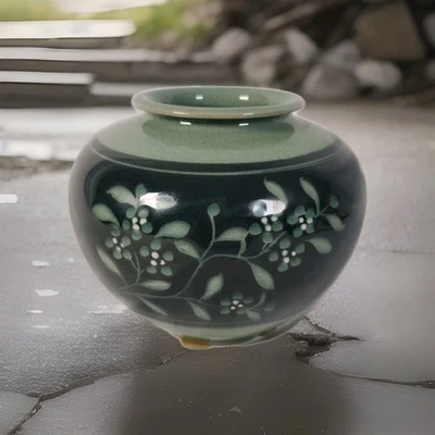 Jarrón o tarro de flores florales redondas esmalte verde celadon de colección firmado coreano Foto 1 de 4
